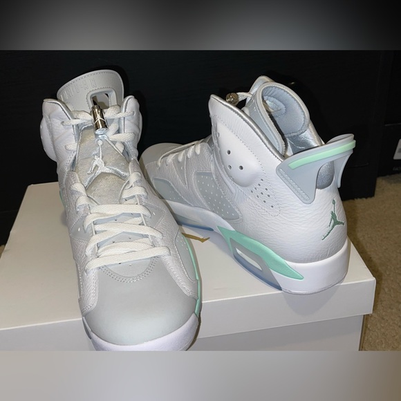 (2022) Women’s Air Jordan 6 Retro ‘Mint Foam’ Size 11